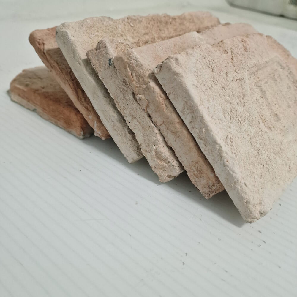 Nisip roșu antic recuperat cu mai multe cărămizi