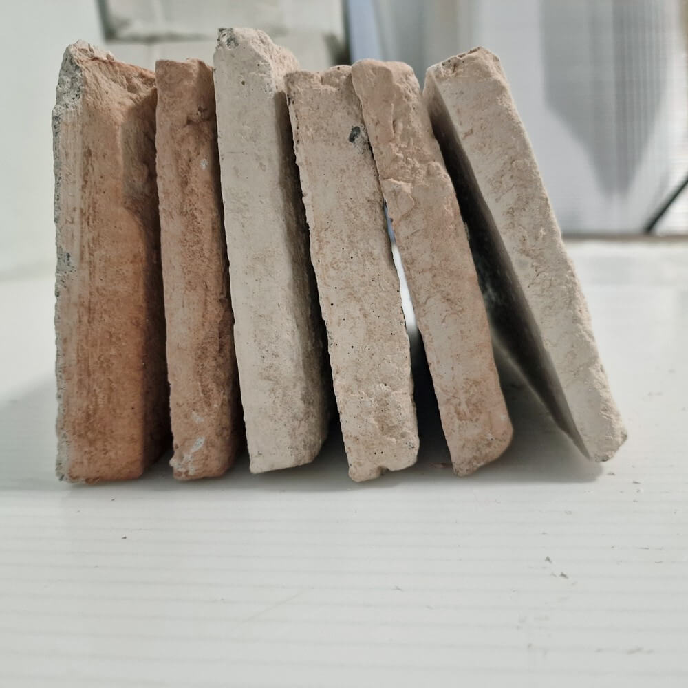 Nisip roșu antic recuperat cu mai multe cărămizi