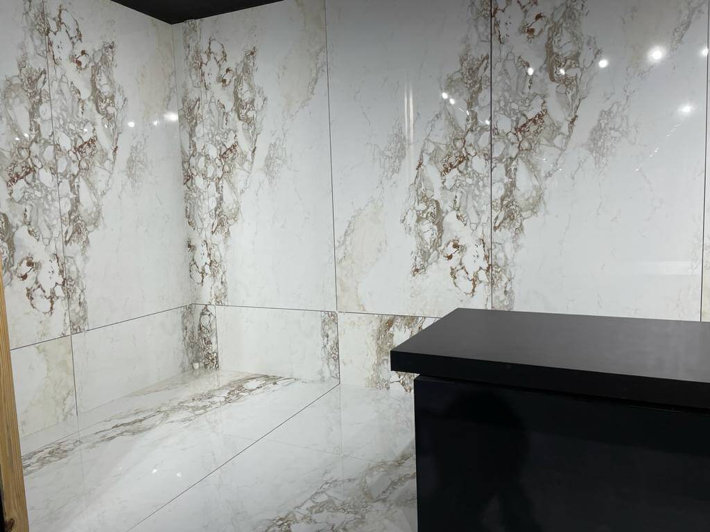Carrara Borghini Rektyfikowana wielkoformatowa porcelana z efektem polerowanego kamienia 1200x2400mm Płytki podłogowe i ścienne