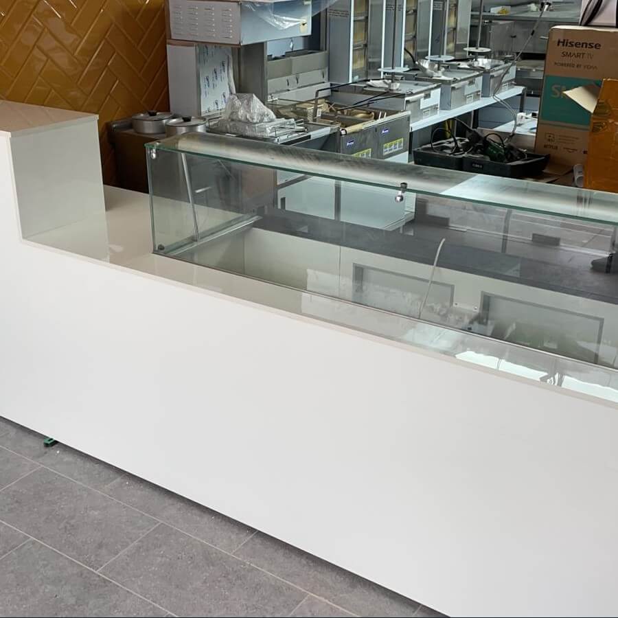 Blat de porțelan alb perlat 18mm rectificat format mare lustruit cu efect de piatră 800x2400mm gresie