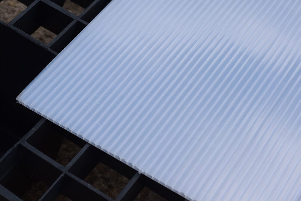 Kolekcja o długości 3m+ 10mm Poliwęglanowa blacha dachowa Opal White Różne rozmiary 10-letnia gwarancja Ochrona przed promieniowaniem UV