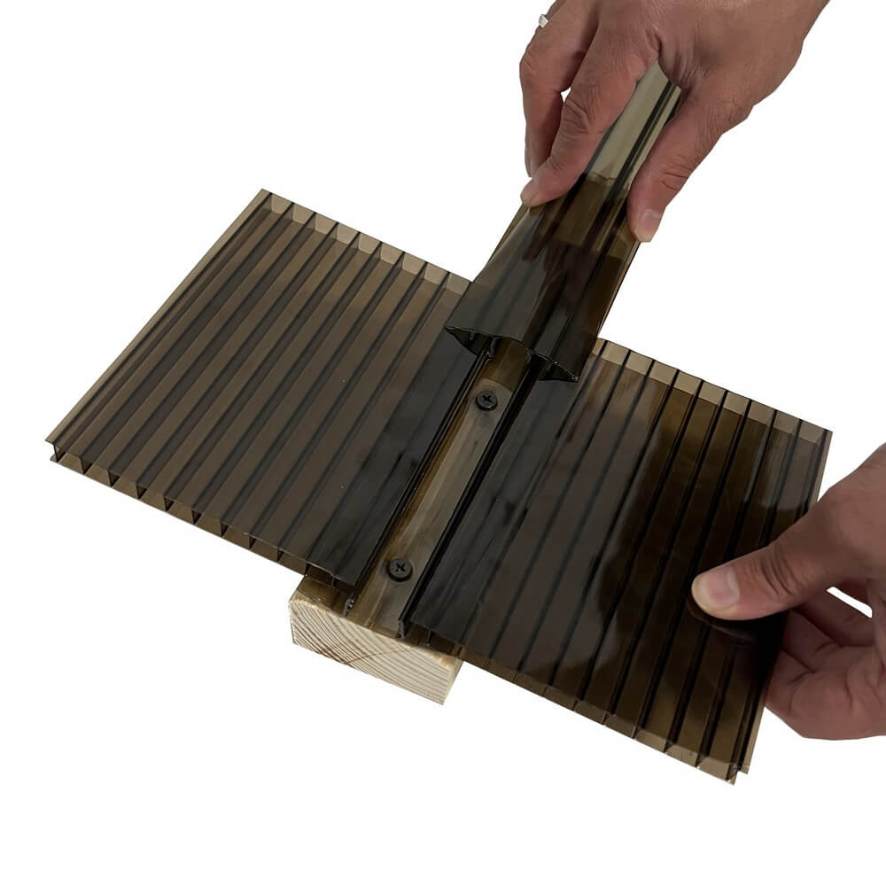 Poliwęglanowy pasek do oszklenia zatrzaskowego Brązowy do użytku z arkuszem dachowym z poliwęglanu 4 mm / 6 mm / 8 mm / 10 mm