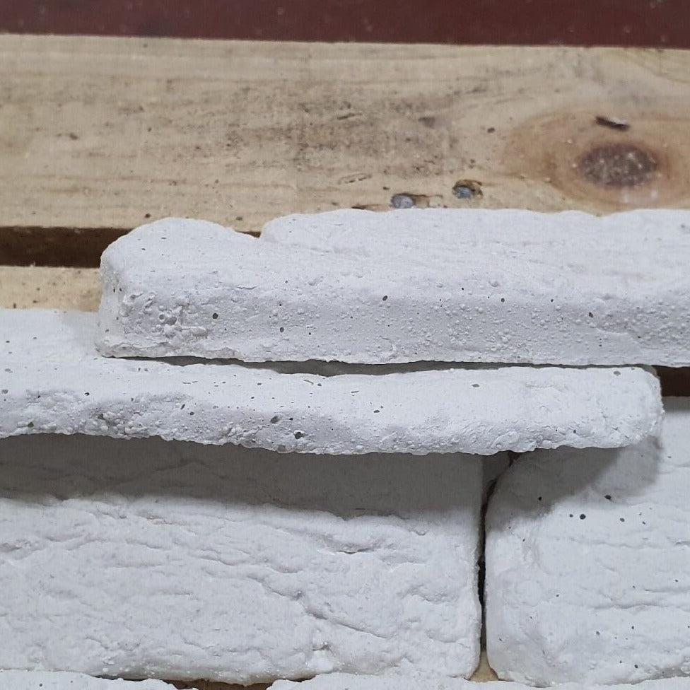 Białe rustykalne slipy z cegły Rogerstone