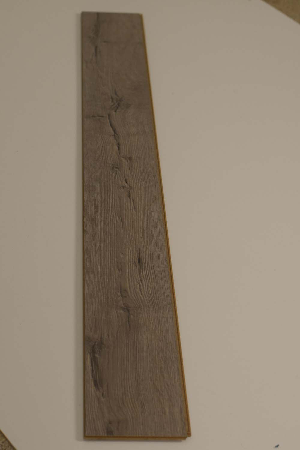 Unikalne, wąskie, szare podłogi laminowane 8 mm Tarkett