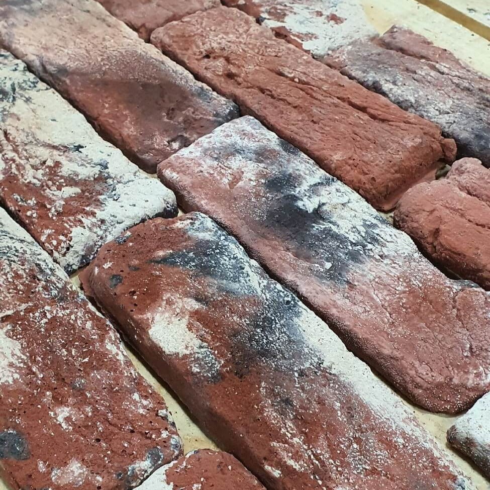 Czerwone i czarne klapki Multi Brick z efektem wulkanu