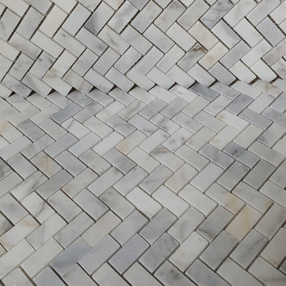 Białe marmurowe mozaiki ścienne w jodełkę